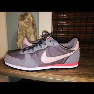 Women Nike Genicco Sneaker Cortez Gray/Pink size 8
